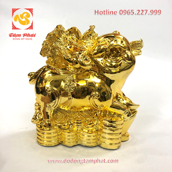 Tượng lợn mạ vàng cao cấp nằm trên tiền xu cổ