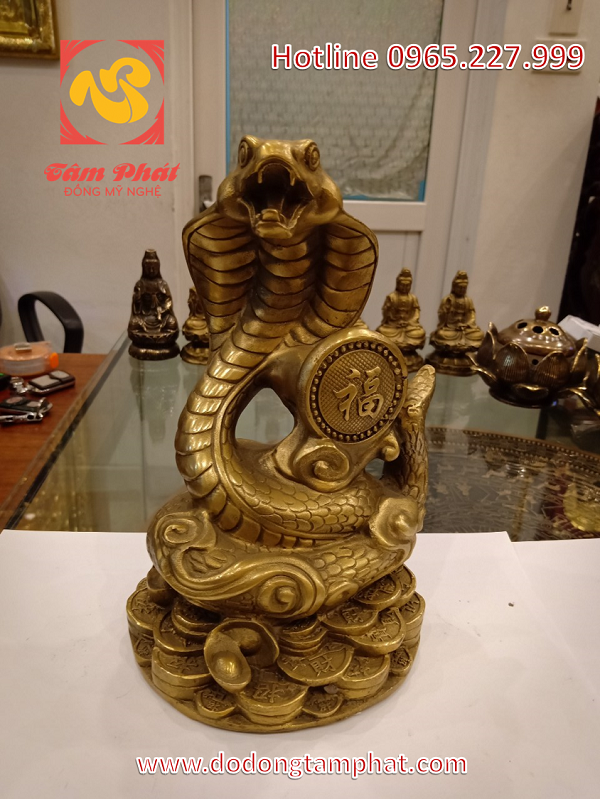 Tượng rắn phong thủy nằm trên tiền xu Chiêu Tài Tấn Bảo