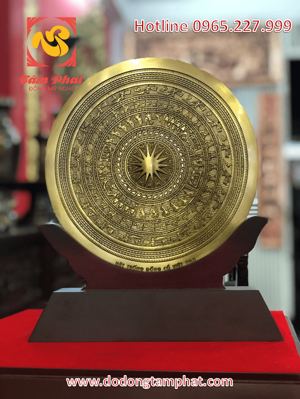 Biểu trưng mặt trống đồng Đông Sơn đường kính 30cm đế gỗ