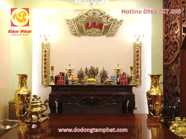 Lọ lục bình bằng đồng thếp vàng cao 1m5 hoa văn rồng nổi