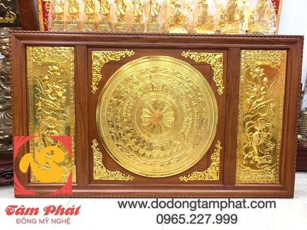 tranh-mat-trong-dong-son-va-hoa-sen-dat-vang-9999-khung-go-2m31-x-1m2-1