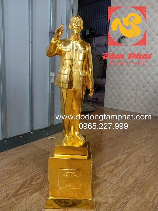 tuong-bac-ho-bang-dong-do-dat-vang-vay-tay-chao-cao-70cm-1