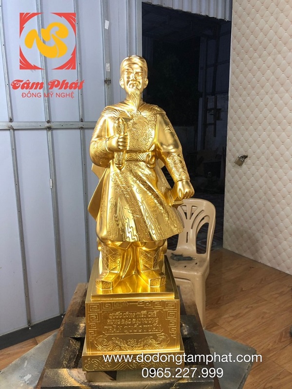 tuong-hung-dao-vuong-bang-dong-thep-vang-cao-80cm-1