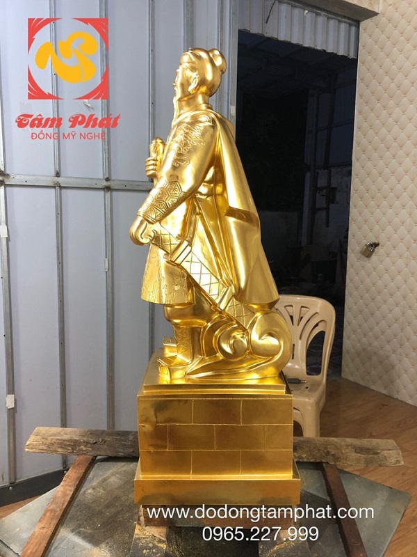 tuong-hung-dao-vuong-bang-dong-thep-vang-cao-80cm-2