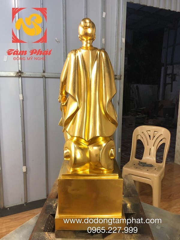 tuong-hung-dao-vuong-bang-dong-thep-vang-cao-80cm-3