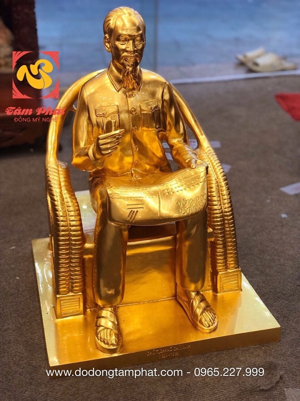tuong-bac-ho-ngoi-doc-bao-nhan-dan-xa-luan-thep-vang-1