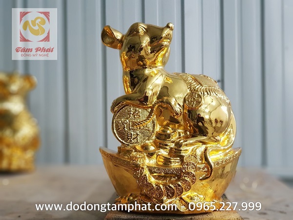 Chuột vàng phong thủy nằm trên tiền thiết kế ấn tượng