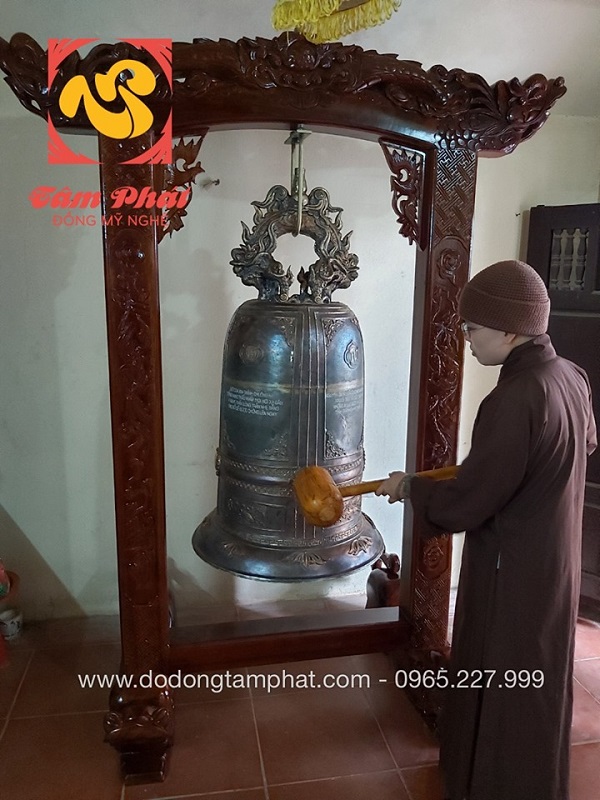 Đúc chuông đồng cao 1m2 và lắp đặt trên giá gỗ gụ 2m