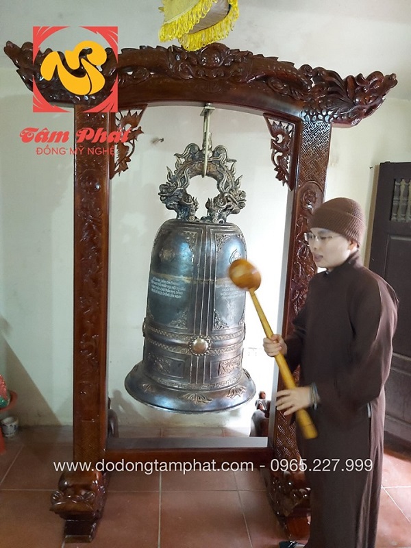Đúc chuông đồng cao 1m2 và lắp đặt trên giá gỗ gụ 2m