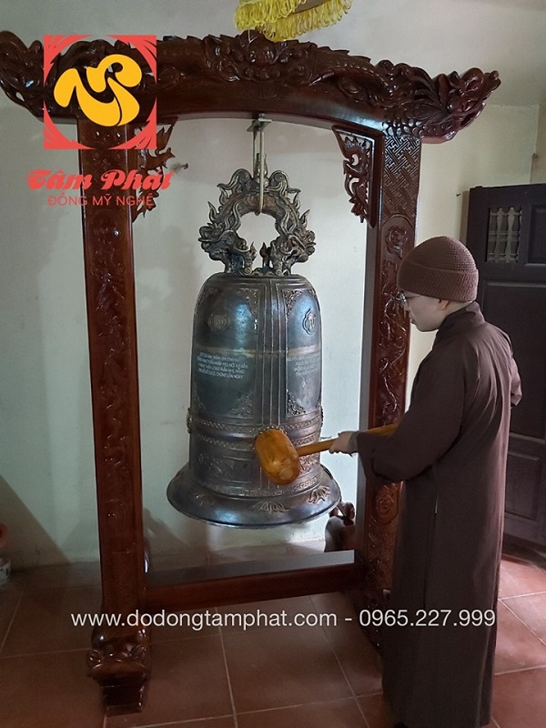 Đúc chuông đồng cao 1m2 và lắp đặt trên giá gỗ gụ 2m