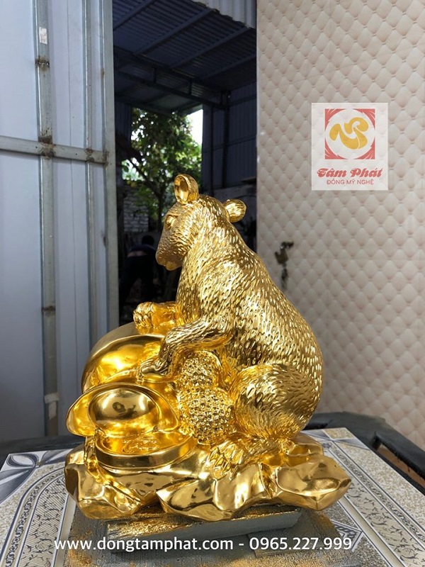 Tượng chuột phong thủy mạ vàng ôm tiền tài phú quý