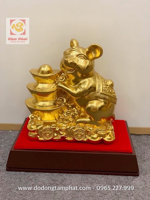 Tượng chuột tài lộc đẹp bên Kim Nguyên Bảo dát vàng