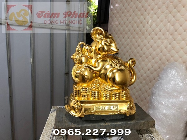 Tượng chuột vàng ôm bình hồ lô tại xưởng