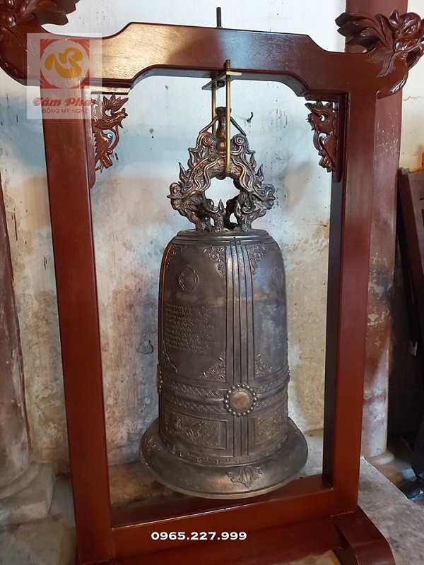 Chuông đồng đúc thủ công treo giá gỗ bàn giao tại chùa