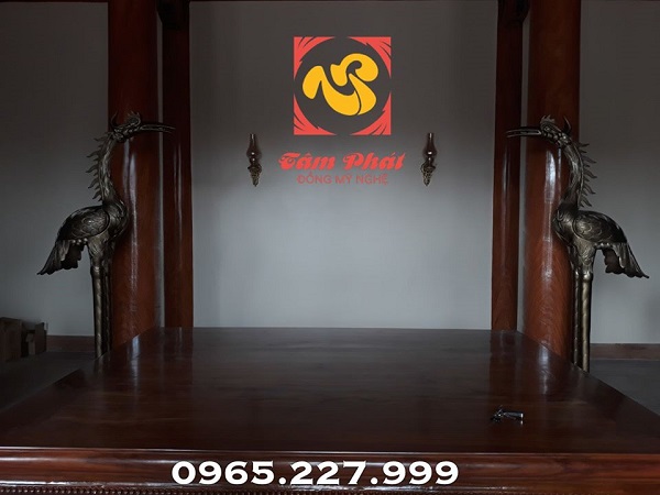 Đôi hạc chầu cỡ lớn chế tác từ đồng vàng lắp đặt cho đình chùa