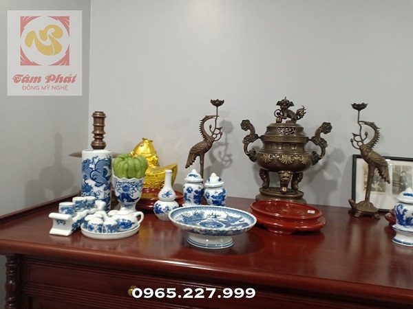 Lắp đặt cho khách bộ ngũ sự đỉnh đồng trên bàn thờ gia tiên