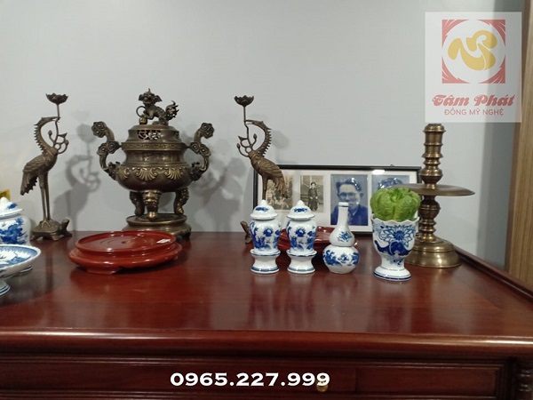 Lắp đặt cho khách bộ ngũ sự đỉnh đồng trên bàn thờ gia tiên