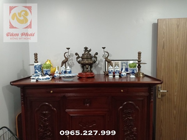 Lắp đặt cho khách bộ ngũ sự đỉnh đồng trên bàn thờ gia tiên