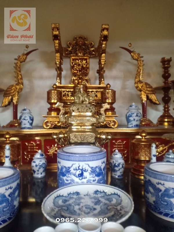 Trang trí gian thờ bằng đồ đồng thờ cúng truyền thống