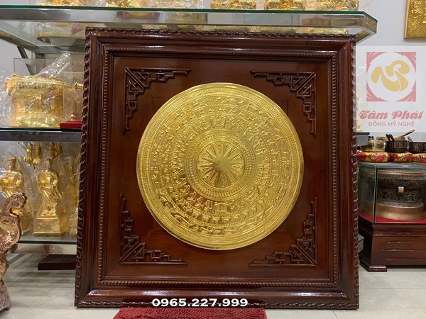 Tranh mặt trống đồng thếp vàng khung gỗ chạm cánh Dơi