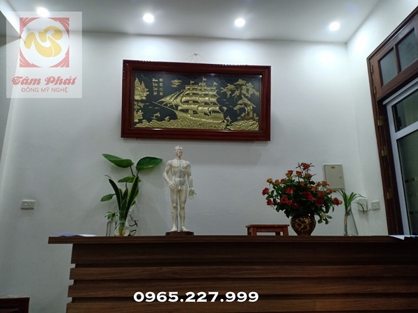 Tranh Thuận Buồm Xuôi Gió đồng vàng lắp đặt tại nhà khách