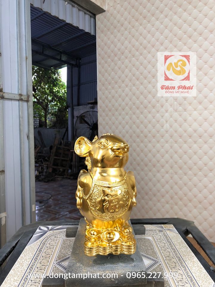 Tượng chuột dát vàng bên xe bắp cải tài lộc may mắn