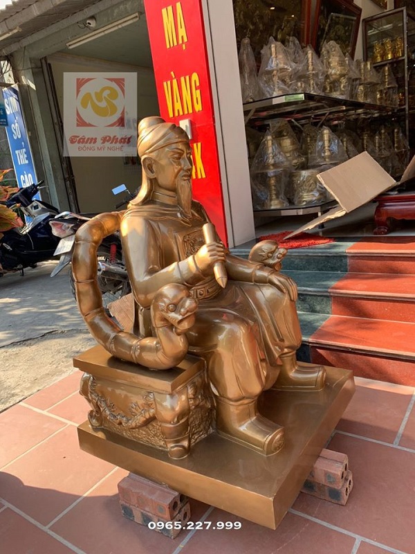 Tượng danh tướng Ngô Quyền bằng đồng nguyên chất