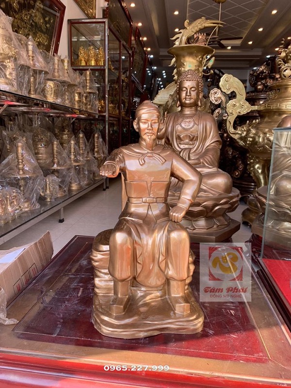 Tượng danh tướng Ngô Quyền bằng đồng nguyên chất