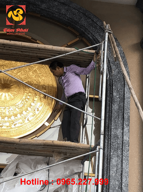 Thi công lắp đặt mặt trống đồng mạ vàng đường kính 1m75