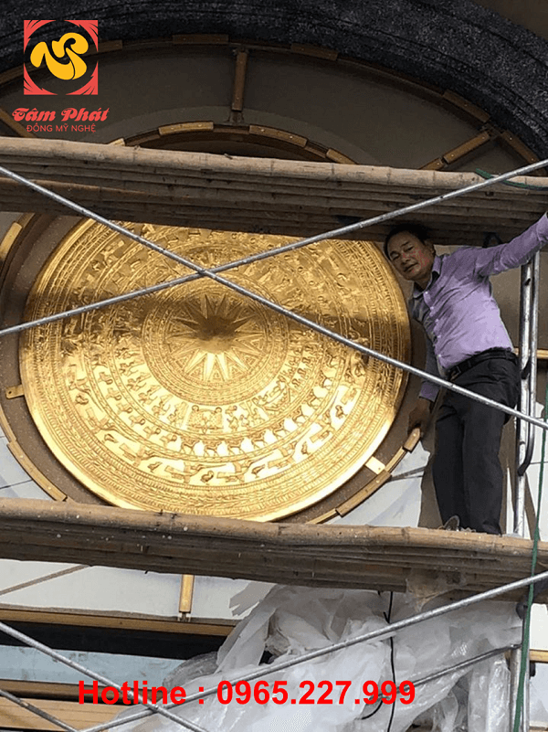 Thi công lắp đặt mặt trống đồng mạ vàng đường kính 1m75