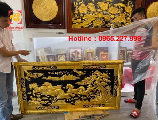 Màu sắc tươi sáng. Tác phẩm có dạng khung liền đồng. Khung viền của nó còn được chạm hoa lá đối xứng. Phần nền bên trong của tranh có màu sơn đen. Những chi tiết còn lại đều được mạ vàng 24k. Ánh kim thực sự rực rỡ và bắt mắt. Thông điệp may mắn thể hiện trong tranh đồng Mã Đáo Thành Công Tên gọi của bức tranh đã cho thấy sự cát lợi. Ở loài ngựa, người ta thấy được những phẩm chất dẫn đến thành công. Đó chính là ý chí kiên cường, nỗ lực hoàn thành mục tiêu cũng như sức khỏe phi thường. Tranh đồng Mã Đáo Thành Công 1m55x80cm khung đồng mạ vàng 24k