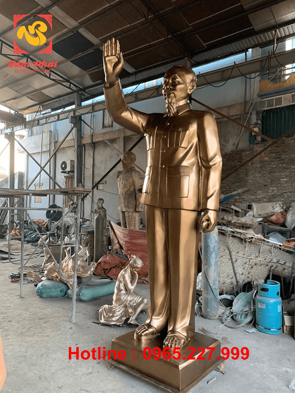 Tượng Bác Hồ vẫy tay chào bằng đồng cao 3m