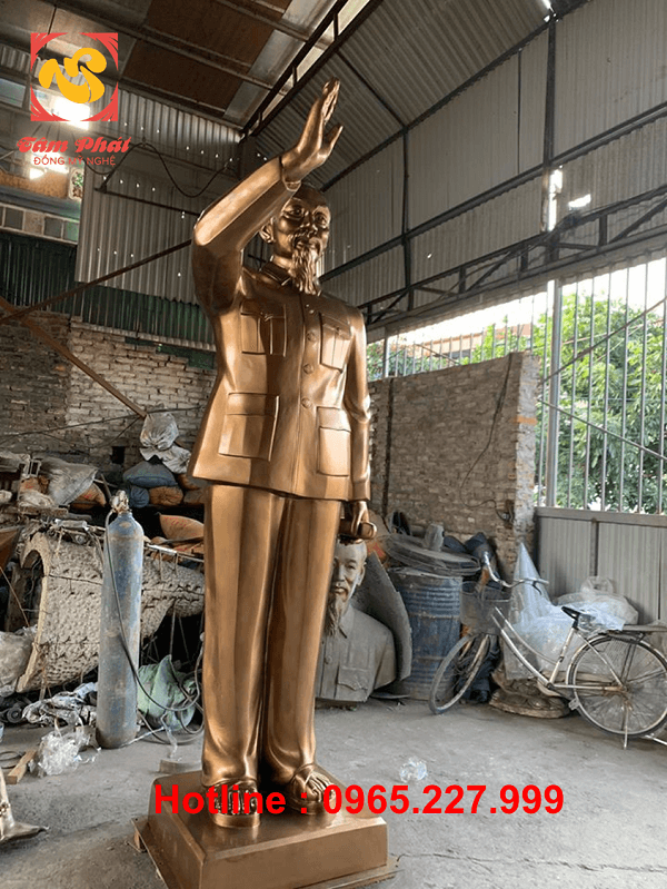 Tượng Bác Hồ vẫy tay chào bằng đồng cao 3m