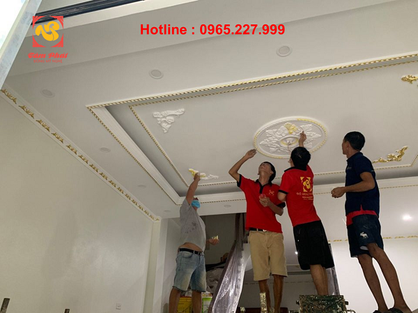Dát vàng trần nhà nội thất tại nhà khách sang trọng tinh xảo