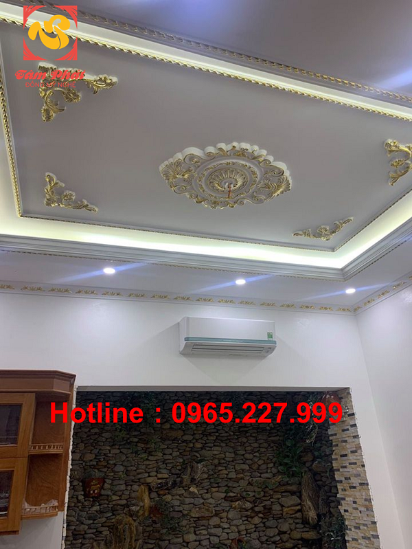 Dát vàng trần nhà nội thất tại nhà khách sang trọng tinh xảo