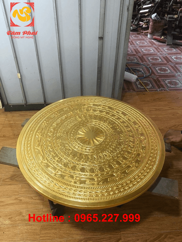 Mặt trống đồng đỏ đường kính 90cm dát vàng 9999 khung gỗ hương đỏ