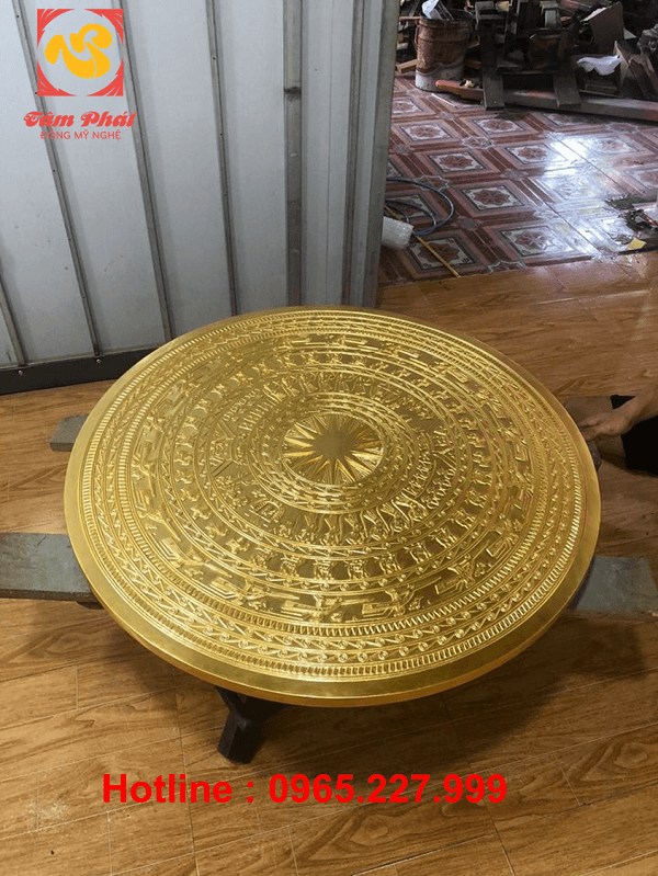 Mặt trống đồng đỏ đường kính 90cm dát vàng 9999 khung gỗ hương đỏ