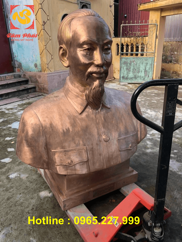 Tượng Bác Hồ Bán Thân bằng đồng đỏ dát vàng cao 1m5 đặt tại nghĩa trang Đồng Nai Tượng Bác Hồ Bán Thân bằng đồng đỏ dát vàng cao 1m5 đặt tại nghĩa trang Đồng Nai