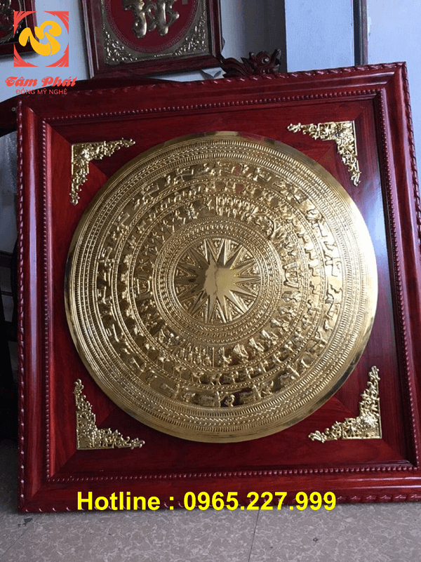 Mặt trống đồng mạ vàng khung gỗ hương đỏ kích thước 1m2x1m2
