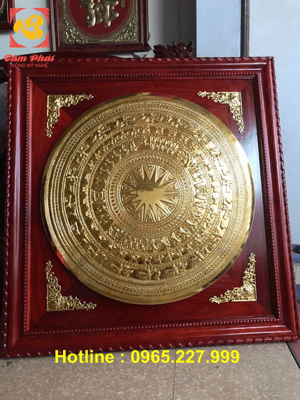Mặt trống đồng mạ vàng khung gỗ hương đỏ kích thước 1m2x1m2