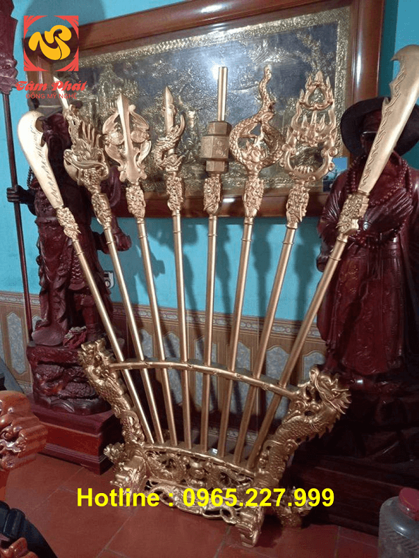 Bộ bát bửu bằng đồng cao 2m2 đẹp cổ kính trang nghiêm