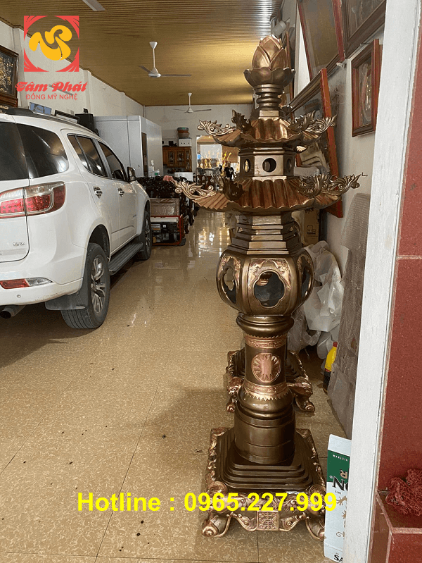 Đôi đèn thờ bằng đồng đỏ cỡ lớn cao 1m8 trọng lượng 280kg