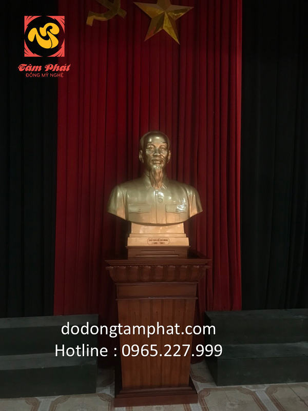 Tượng Bác Hồ bằng đồng phủ bóng trưng bày Hội nghị