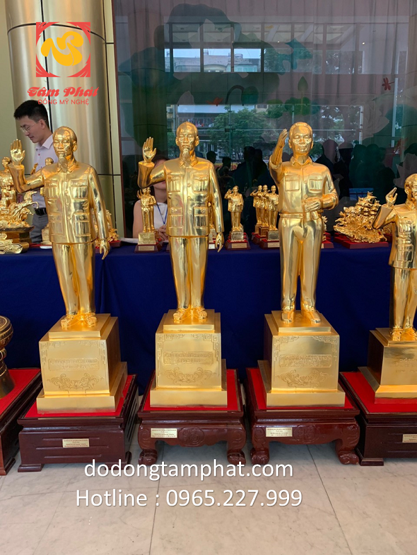 Tượng Bác Hồ bằng đồng vẫy tay chào đủ kích thước lớn nhỏ