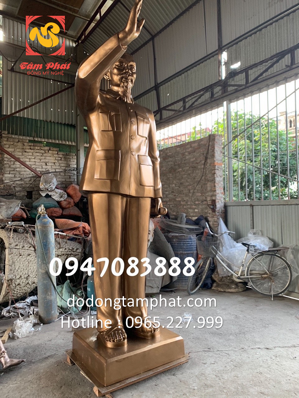 Tượng Bác Hồ bằng đồng vẫy tay chào đủ kích thước lớn nhỏ