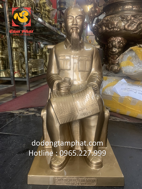 Tượng Bác Hồ ngồi đọc báo cỡ nhỏ để bàn bằng đồng cao cấp