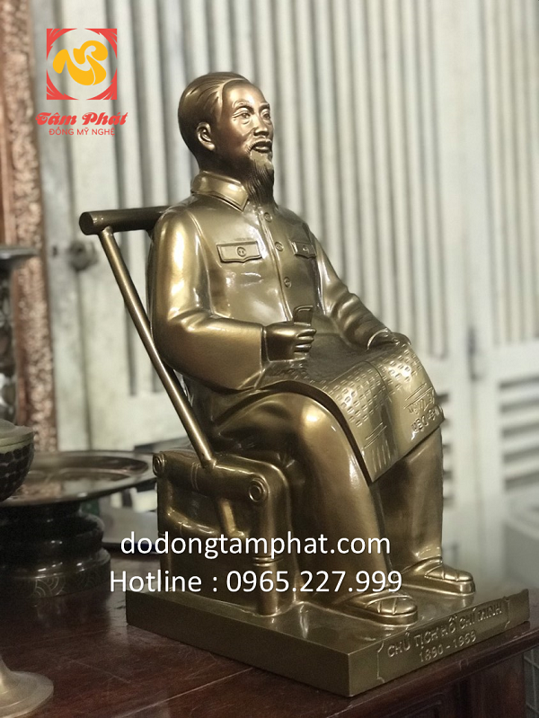 Tượng Bác Hồ ngồi đọc báo cỡ nhỏ để bàn bằng đồng cao cấp