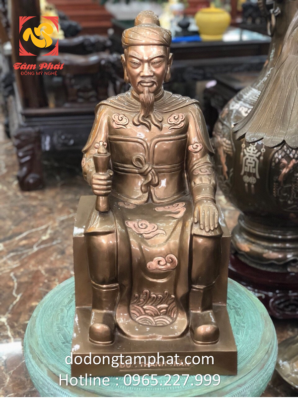 Tượng Trần Quốc Tuấn bằng đồng ngồi ngai đẹp thiêng liêng