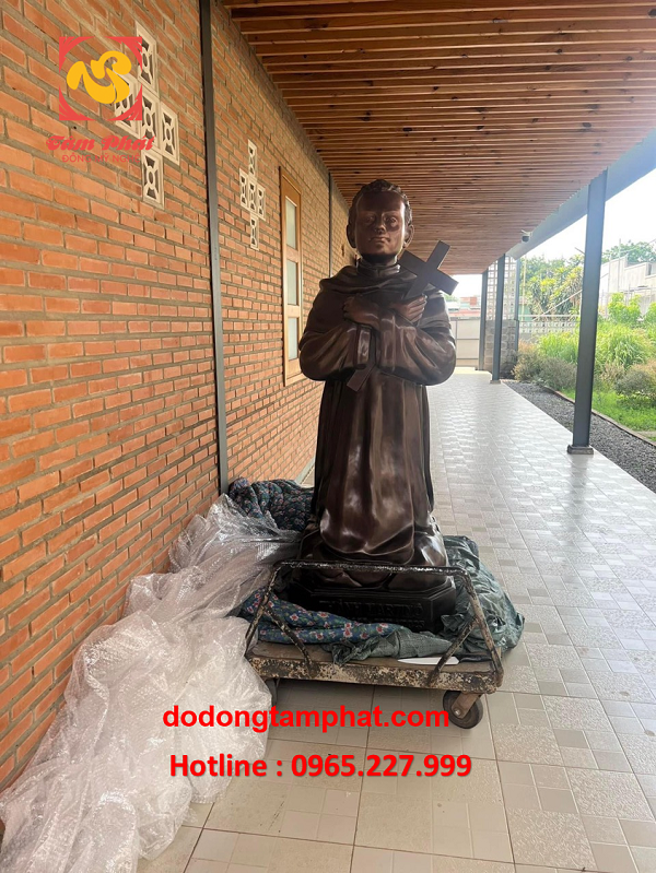 Tượng Thánh Martino cầm cây Thánh giá bằng đồng hun nâu