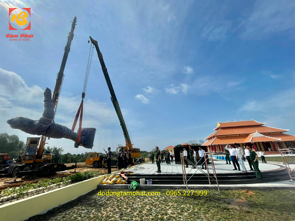 Hoàn thiện lắp đặt tượng Bác Hồ bằng đồng cao 6m nặng 10 tấn